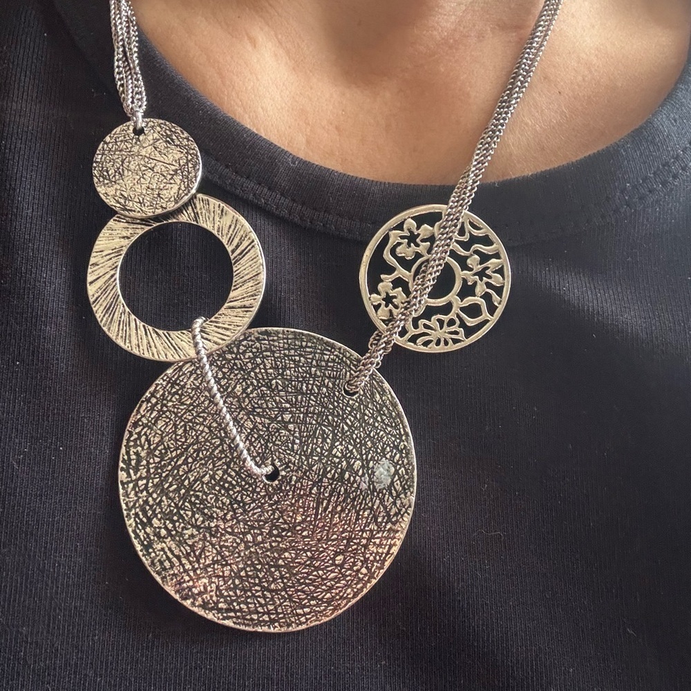 Caracol Elegant Silver Pendant Necklace